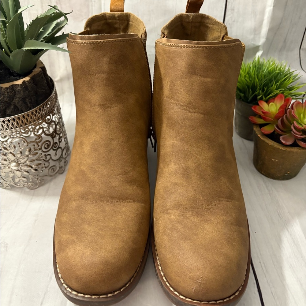 The Buckle Lug boots, size 10